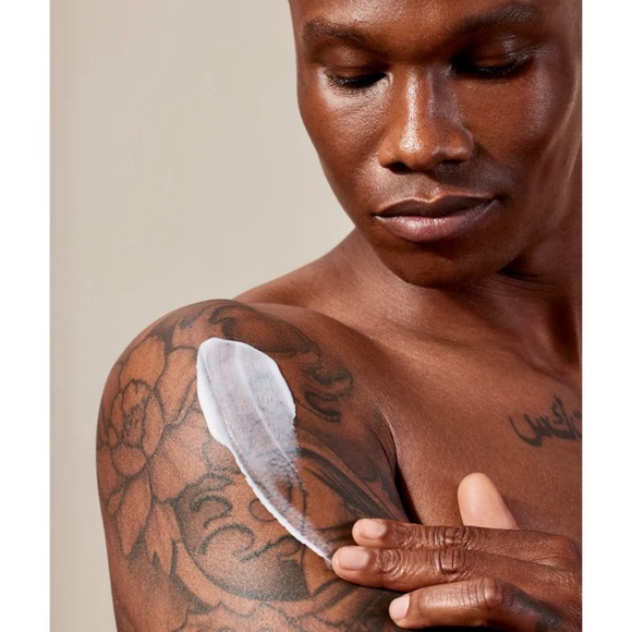 Alo Superfruit Moisturizing Body Lotion - Picture 3 of 9